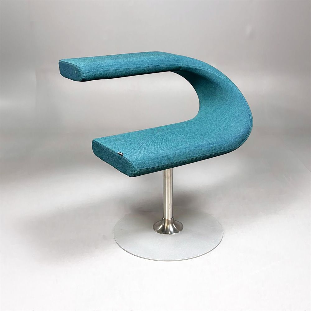 Begagnad fåtölj Innovation C från Blå Station i turkos med stativ i silver. Mått: bredd 70 cm, djup 65 cm, höjd 75 cm, sitthöjd 48 cm. 