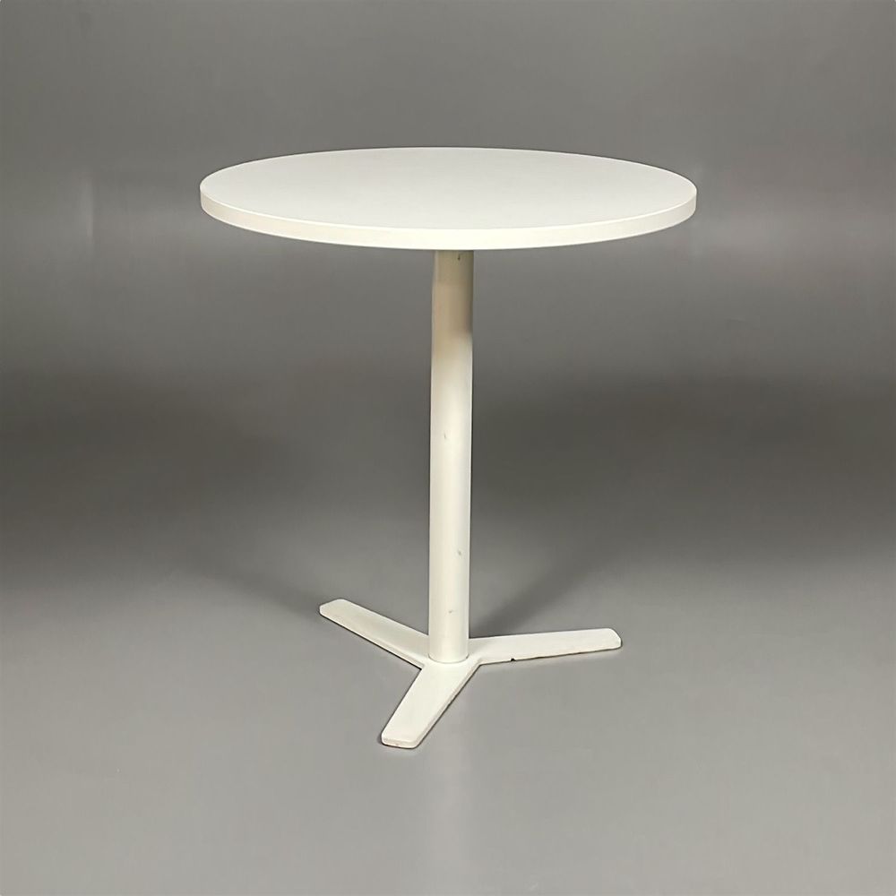 Begagnat runt cafébord från Offecct, modell Propeller. I vitt. Diameter 70 cm, Höjd 72 cm.