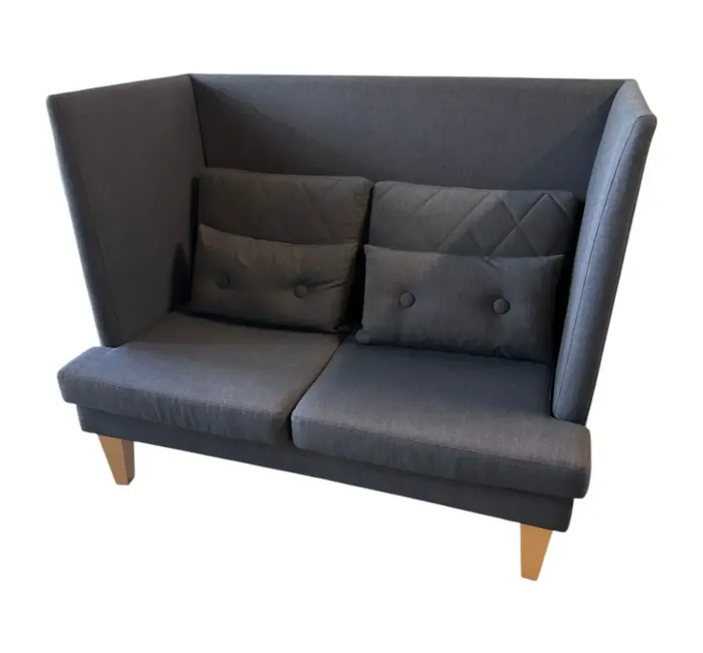 Begagnad soffa med hög rygg MySpace från EFG i jeansblått tyg. Mått: Höjd: 110 cm, Bredd: 145 cm, Djup: 80 cm. 