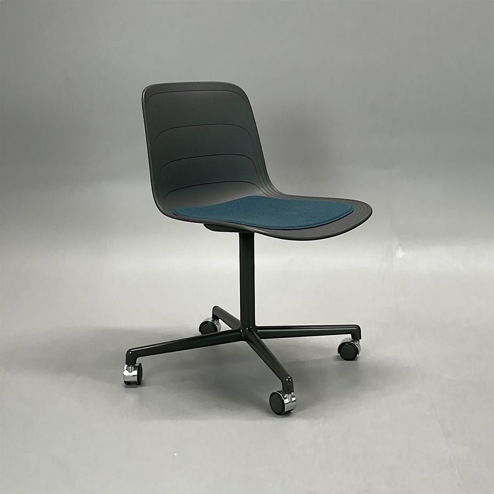 Begagnad stol med hjul från Lammhults, modell Grade. Skal i mörkgrå färg och sits i petrolblå. Mått: Bredd 70 cm x Djup 67 cm x Höjd 76.5 cm x Sitthöjd 45 cm.