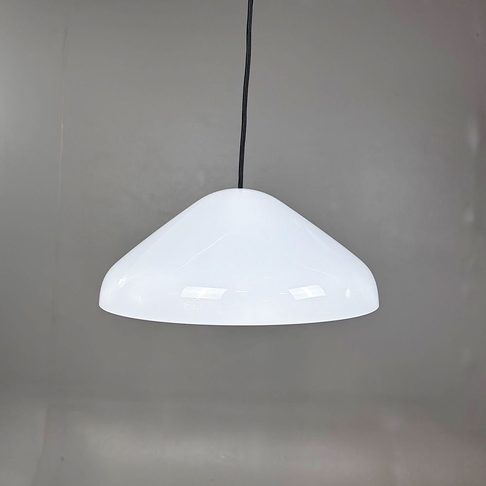 Begagnad taklampa Pao från HAY i vitt med blank skärm. Mått: Diameter 35 cm och höjd 14,5 cm.
