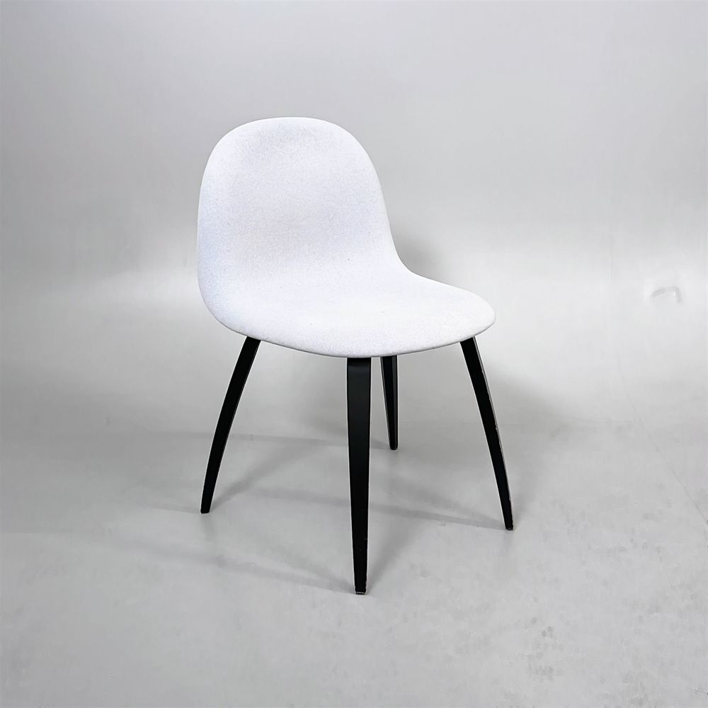 Begagnad konferensstol från Gubi Modell 3D Dining chair. I ljusgrå färg med svarta ben. Mått: bredd 51 cm, djup 50 cm, total höjd 82 cm och sitthöjd 48 cm.