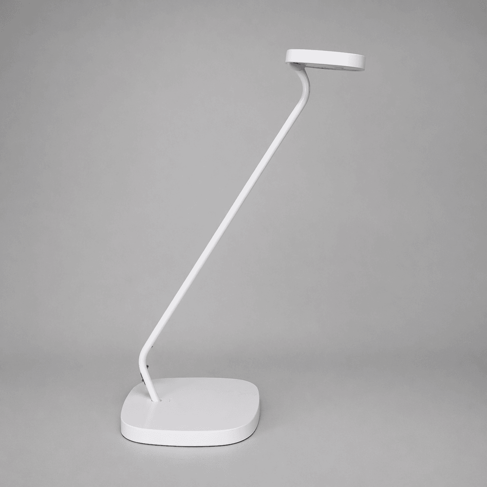 Begagnad skrivbordslampa Trace från Glamox Luxo i vitt. Mått: Bredd 18 cm, Djup 18 cm, Höjd 38 cm.