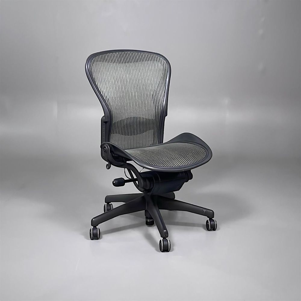 Begagnad kontorsstol Aeron B från Herman Miller i beige och svart mesh. Mått: Sitthöjd 40–60 cm. 