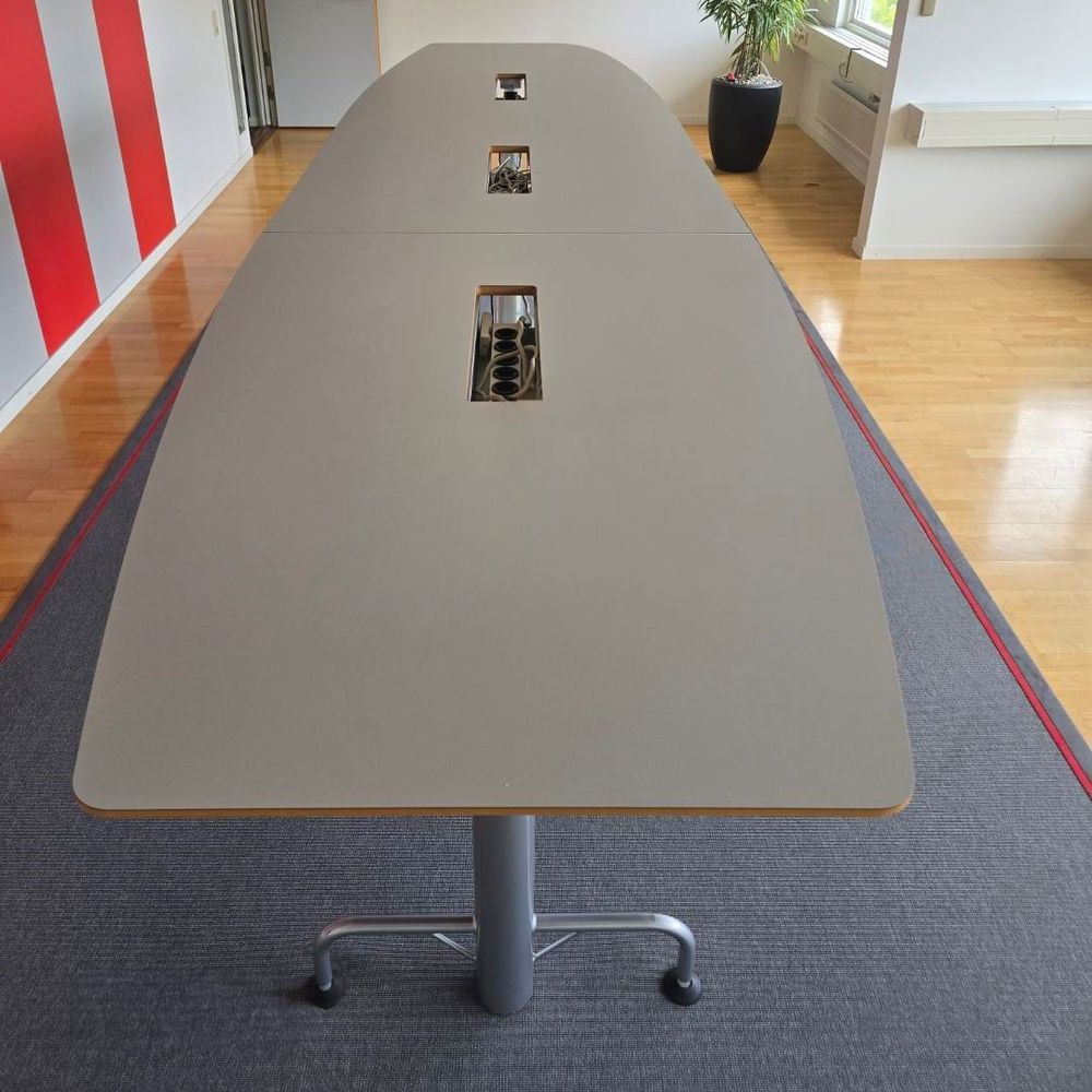Begagnat projektbord Disc från Skandiform i grå färg med kabelhål. Mått: bredd 450 cm, djup 120 cm, höjd 103 cm.