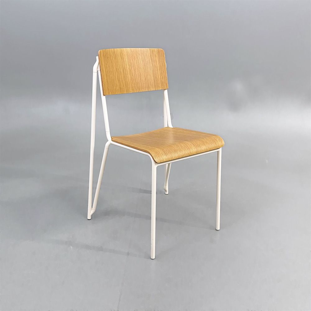 Begagnad matstol Petit från HAY med sits och rygg i ek samt vita ben. Mått: bredd 52.5 cm, djup 50 cm, Höjd 83 cm, Sitthöjd 47 cm.