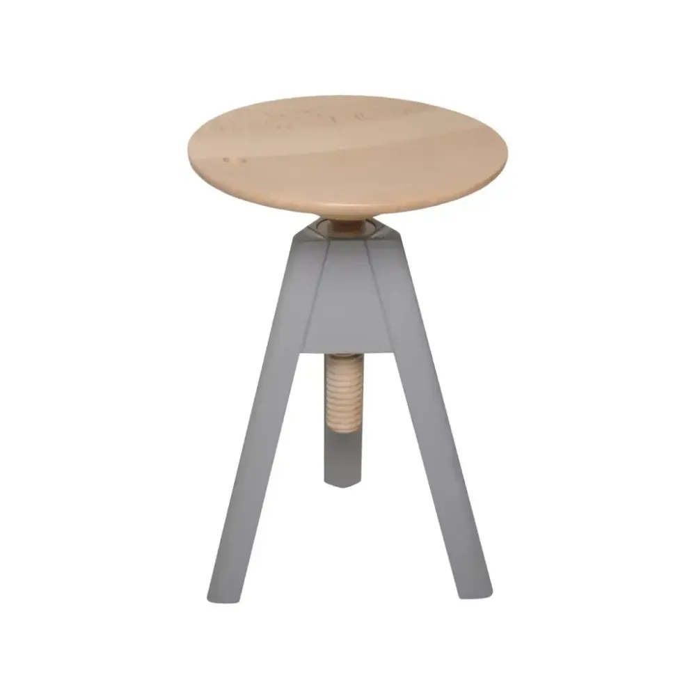 Begagnad barstol Vitos Low från Miniforms med sits i bokträ och ett grått underrede. Mått: Höjd 65 cm x Bredd 32 cm x Djup 32 cm Justerbar sitthöjd: 45-65 cm. 