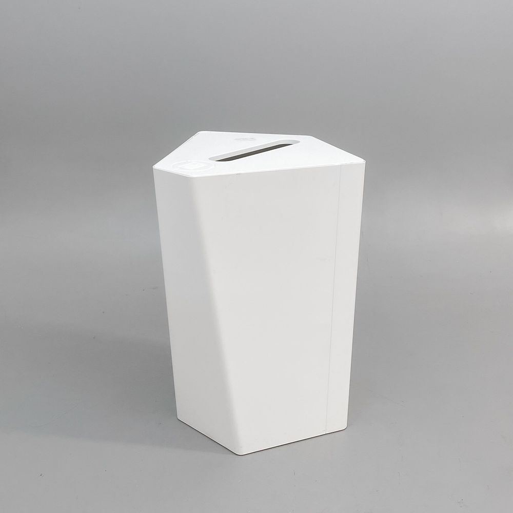 Begagnad miljösortering Kite från TreCe. I vit avsedd för papper. Mått: bredd 50 cm, djup 49.2 cm, höjd 70 cm.