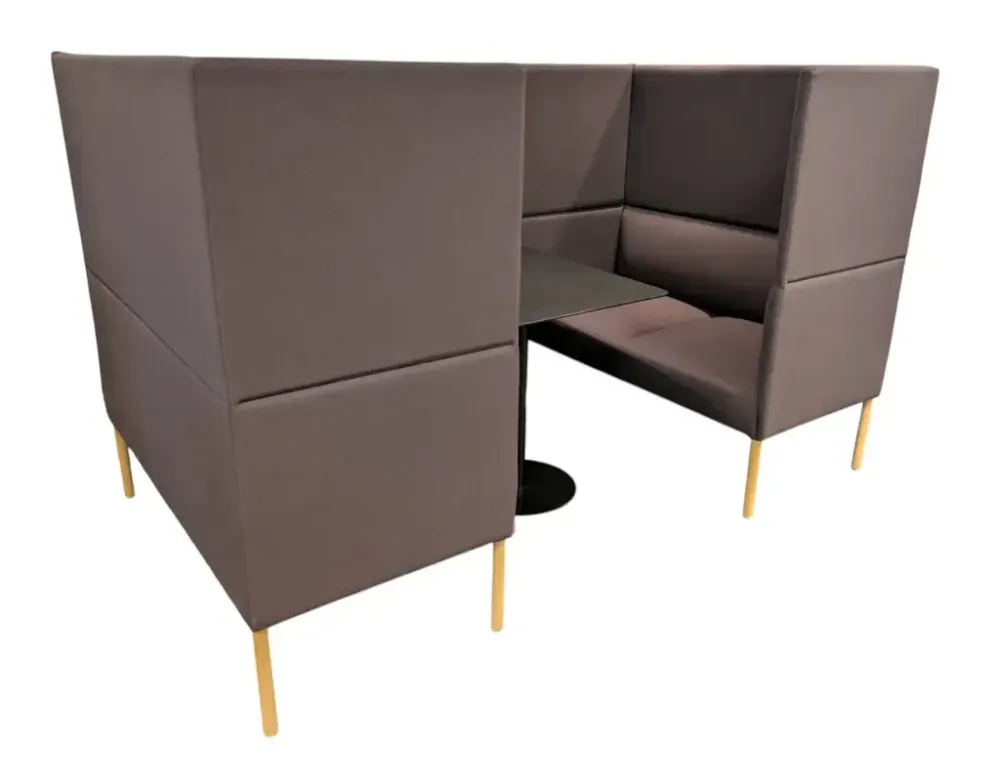 Begagnad soffa med hög rygg Noora Meet & Work från Martela i ek, lila och svart. Mått: höjd 135 cm, bredd 220 cm och djup 130 cm, sitthöjd 47 cm. 