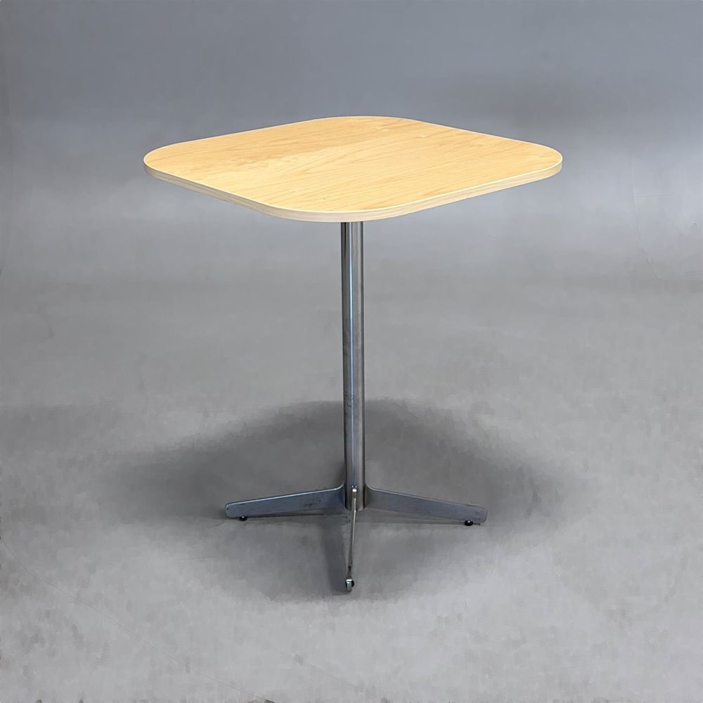 Begagnat cafébord Feather Table från Edsbyn med bordsskiva i ask och stativ i krom. Mått: bredd 60 cm, djup 60 cm, höjd 72.5 cm. 