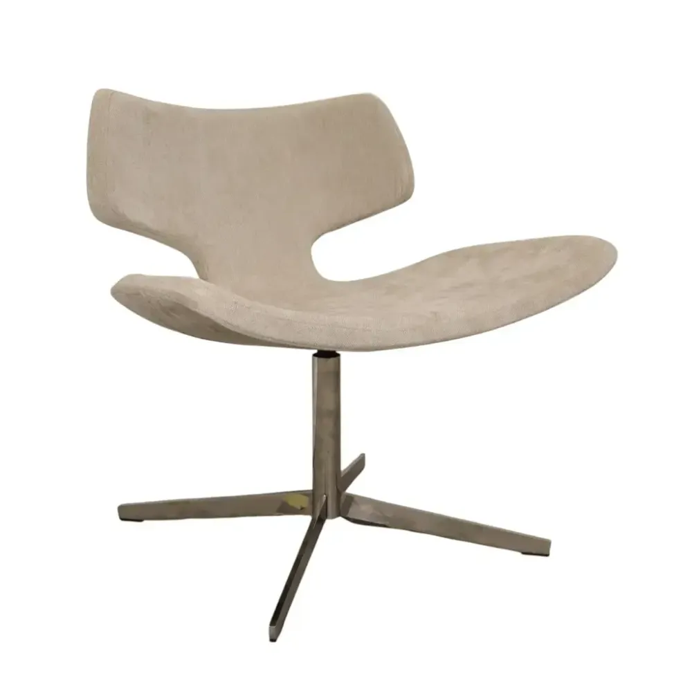 Begagnad fåtölj Bone från Materia klädd i beige/grått tyg Rinaldi18, kromat stativ. Mått: Höjd 75 cm, Bredd 77 cm, Djup 67 cm, sitthöjd 42 cm. 