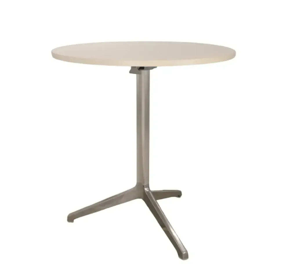 Begagnat cafébord från Pedrali modell Ypsilon 4790T med rund vit bordsskiva och aluminiumstativ. Mått: Höjd 74 cm x Bredd 69,5 cm x Djup 69,5 cm.