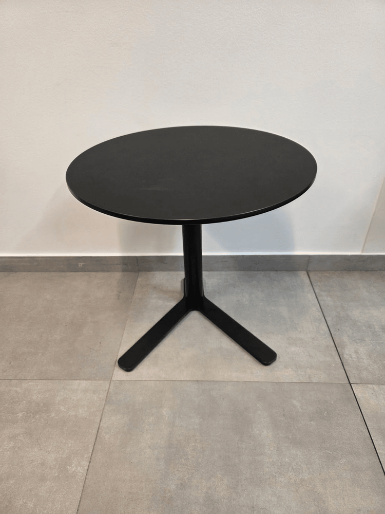Begagnat höj/sänkbart laptopbord YO T80 från Lapalma i svart. Mått: justerbar höjd 52 till 57 cm, diameter på bordsskivan 50 cm.
