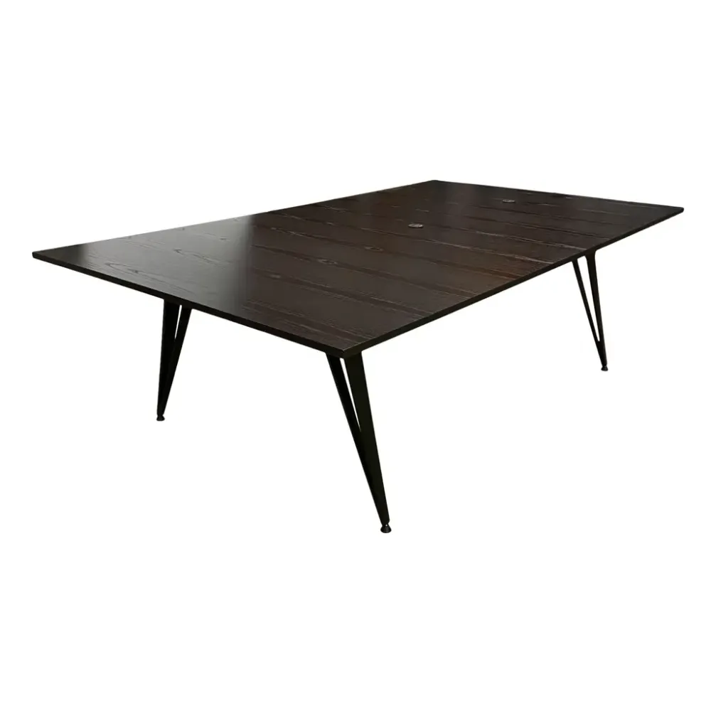 Lammhults Attach konferensbord i svart färg. Tillverkat av återvunnet aluminium och andra miljövänliga material. Mått: höjd 73,5 cm, bredd 250 cm, djup 140 cm. 