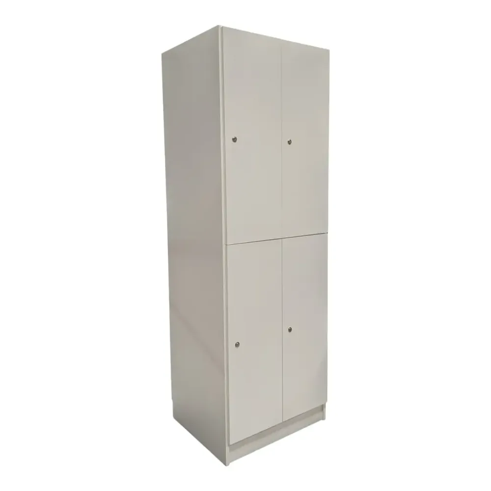Begagnat personalskåp i vitt. Modell: Qbus. Med med fyra låsbara dörrar i vit färg. Mått: Höjd 194 cm, Bredd 64,5 cm, Djup 55,5 cm. Varje fack har ett hyllplan.