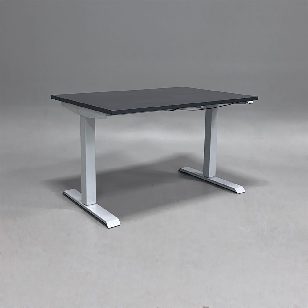 Begagnat höj och sänkbart skrivbord med mörkgrå bordsskiva oxh silvrigt stativ. Mått: bredd 120 cm, djup 80 cm, höjd 70 - 120 cm.