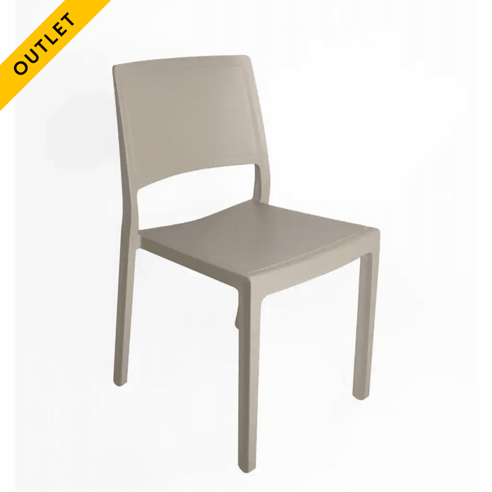 Begagnad beige utestol, modell Kate från SCAB Design. Mått: höjd 84 cm, bredd 50 cm, djup 50 cm. Sitthöjd: 46 cm.