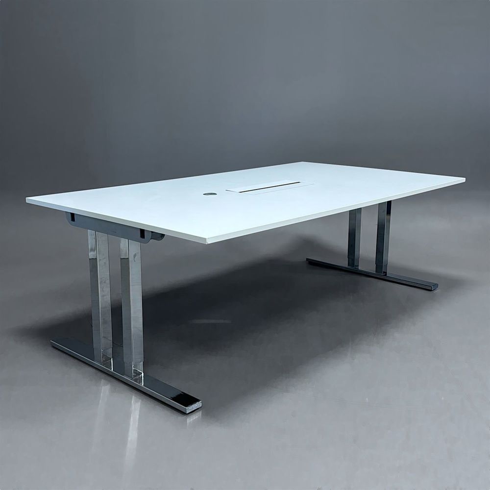 Begagnat konferensbord Snitsa från SA Möbler med vit bordsskiva, kromat stativ, powerbox och kabelhål. Mått: Bredd: 210 cm, Djup 120 cm, Höjd 72 cm.
