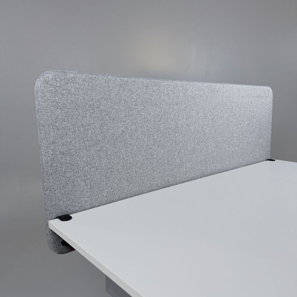 Begagnad bordsskärm Softline 30 från Abstracta i grått tyg. Mått: Bredd 160 cm x Djup 3 cm x Höjd 65 cm. 
