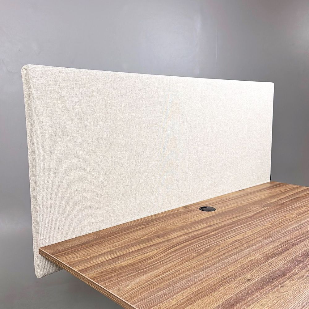 Begagnad bordsskärm från Ragnars i beige. Bredd: 140 cm, Djup: 3 cm, Höjd: 65 cm.