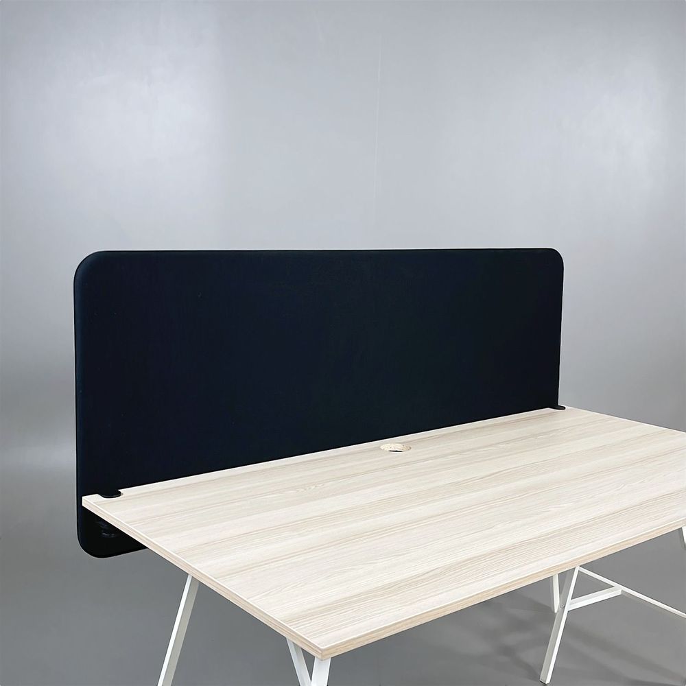 Begagnad bordsskärm från Abstracta, modell Softline 30 i färgen svart. I rektangulär form med rundade hörn. Bredd 160 cm, höjd 65 cm. 