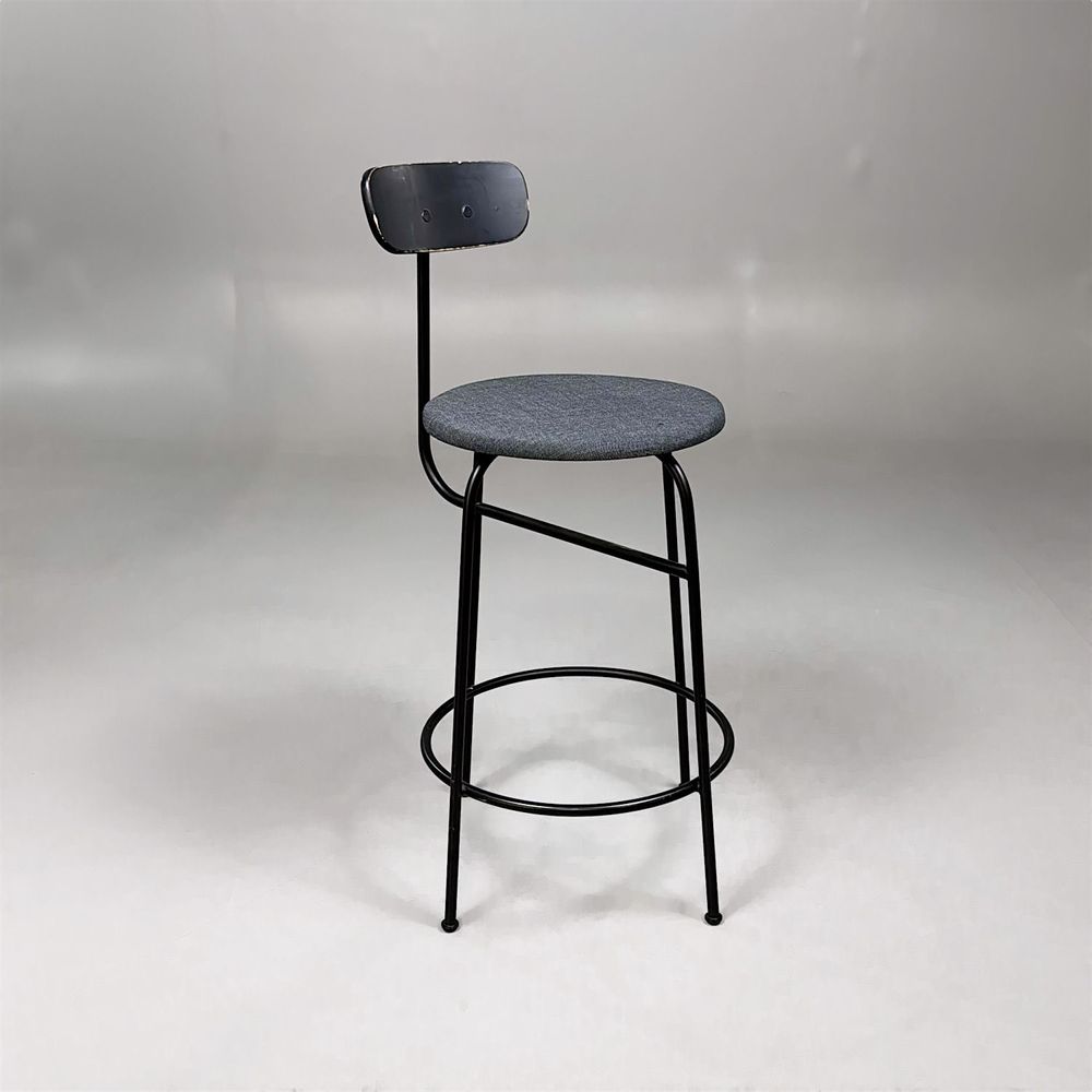 Begagnad barstol Afteroom från Menu med grå klädsel, svart ryggstöd och svart underrede i stålrör. Mått: Djup 55 cm, höjd 92 cm och sitthöjd 63 cm. 