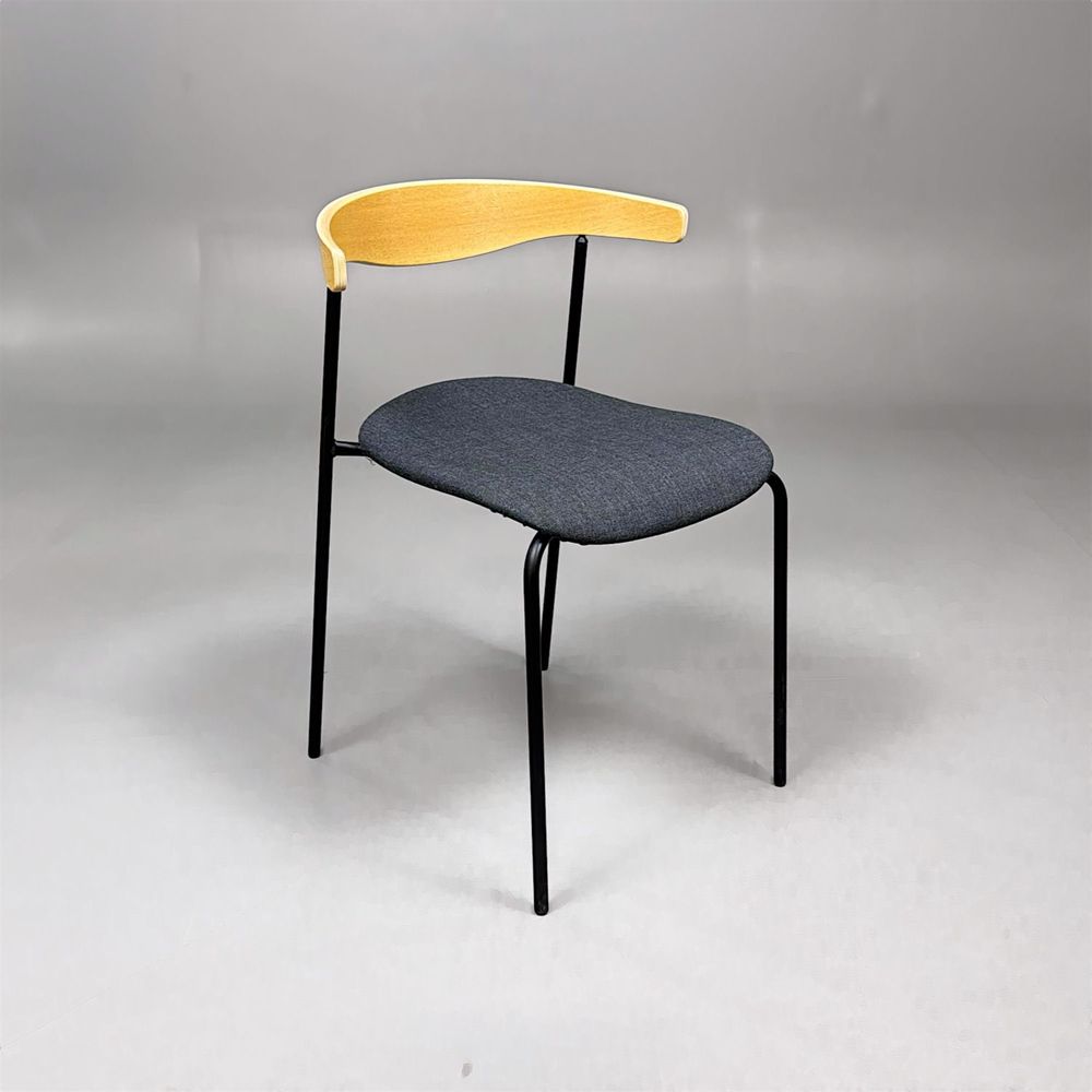 Begagnad konferensstol Hug från Edsbyn med rygg i askträ, klädd sits i grått samt svart stativ. Mått: Bredd 54.5 cm, Djup 48.5 cm, Höjd 74 cm, Sitthöjd 44 cm.