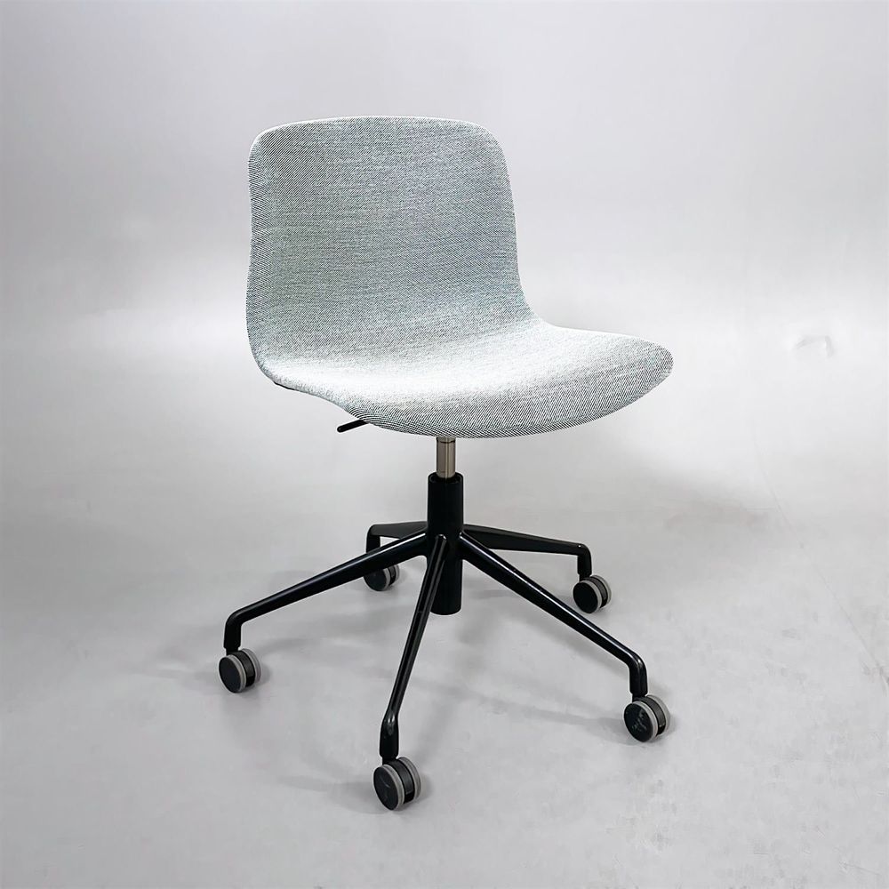 Begagnad stol med hjul från HAY modell AAC51 klädd i ljusgrönt tyg, Underrede i svart. Mått: Bredd 69 cm x Djup 69 cm x Höjd 74-87 cm.