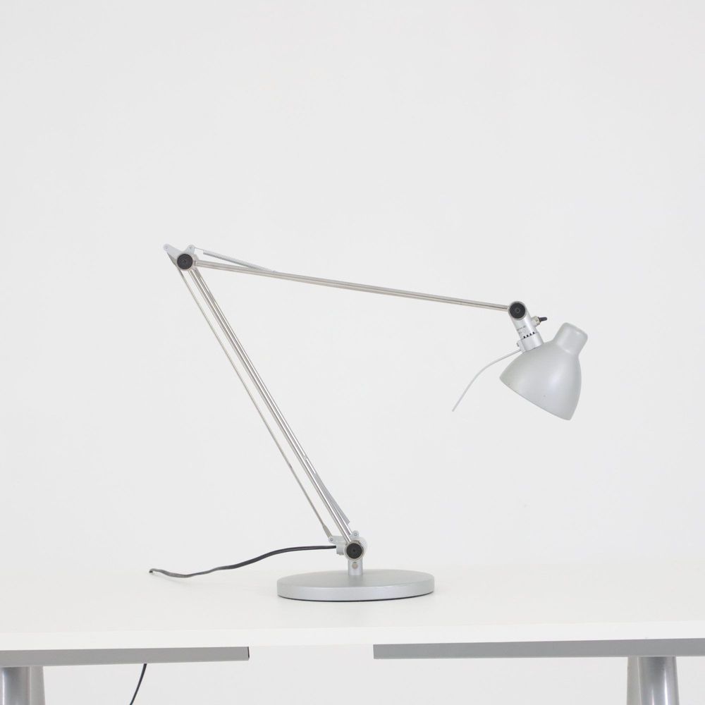 Begagnad skrivbordslampa Antifoni från IKEA i grått. Mått: justerbar höjd. Höjd 90 cm, fotens diameter 14 cm och lampans diameter 10 cm.