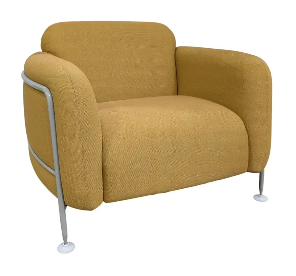 Begagnad fåtölj Mega Armchair från Massproductions i gult tyg. Mått: höjd: 77 cm, bredd: 100 cm och djup: 90 cm. 