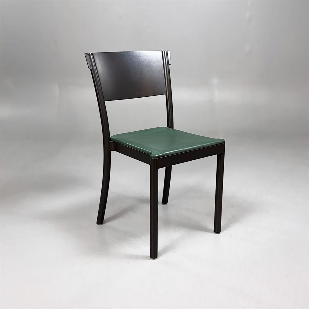 Begagnad matstol Light & Easy från Gärsnäs. I mörkgrått med sits i grönt skinn. Mått: Bredd 47 cm, Djup 40 cm, Höjd 82 cm, Sitthöjd 44 cm.