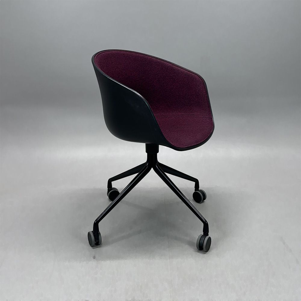 Begagnad stol med hjul AAC24 Front Upholstery från HAY i lila tyg med svart skal. Mått: bredd 59 cm, djup 52 cm, höjd 79 cm, sitthöjd 46 cm.