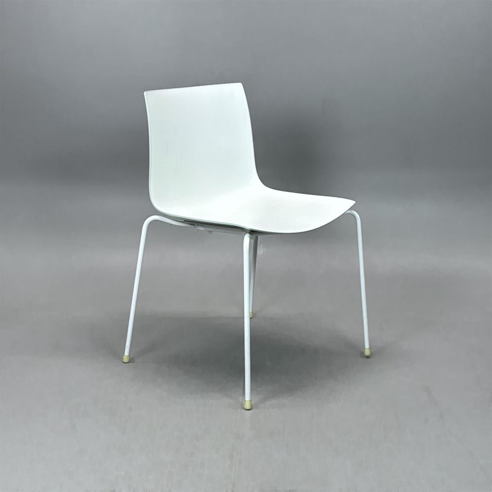 Begagnad matstol Catifa 46 från Arper i vit och ljusgrått. Formpressad sits, vita ben. Mått: Bredd 46 cm, djup 42 cm, höjd 79 cm och sitthöjd 46 cm.