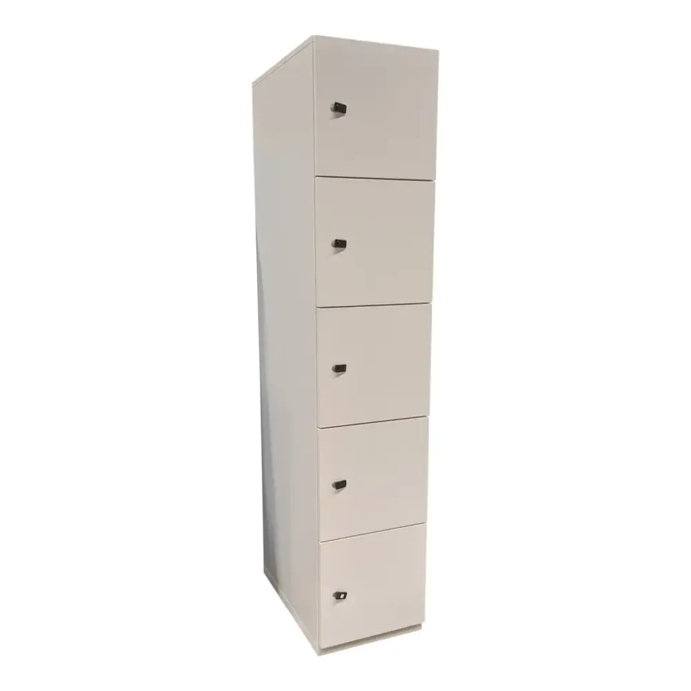 Begagnat Personalskåp i vit färg. Med fem låsbara dörrar på höjden, perfekt för säker förvaring. Mått: höjd 191,5 cm, bredd 40 cm, djup 65 cm. 