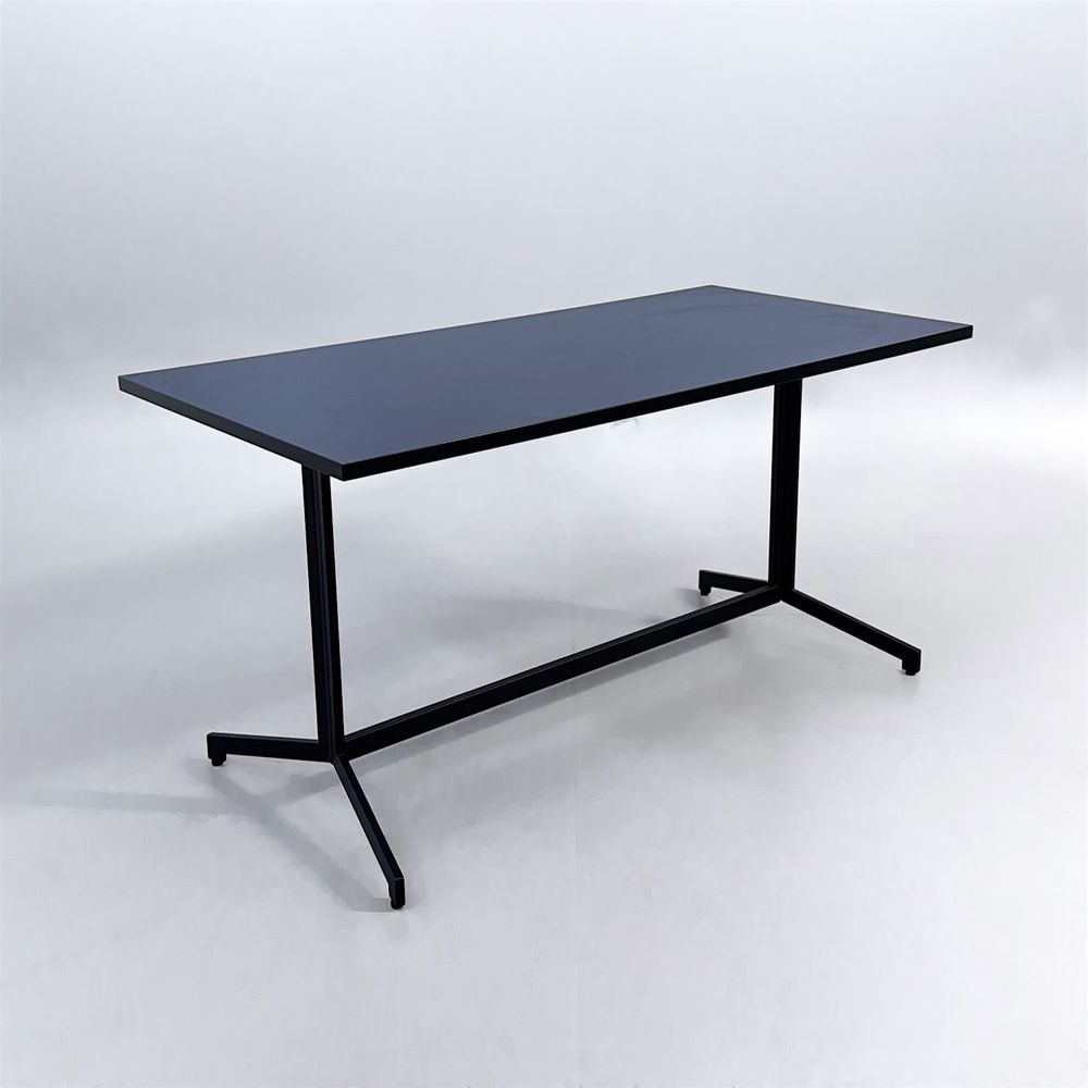 Begagnat cafébord Madison från Johanson Design i svart. Mått: Bredd 140 cm, 70 cm, Höjd 72 cm.  