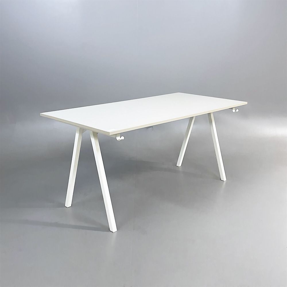 Begagnat skrivbord med fast höjd modell Trotten. Med beige bordsskiva och vitt underrede. Mått: bredd 160 cm, djup 80 cm, höjd 72 cm.