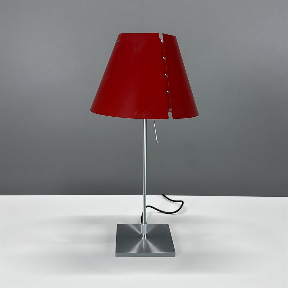 Begagnad bordslampa Costanza från Luceplan i rött. Mått: Bredd 40 cm, höjd 80 cm och fot 18 cm. 