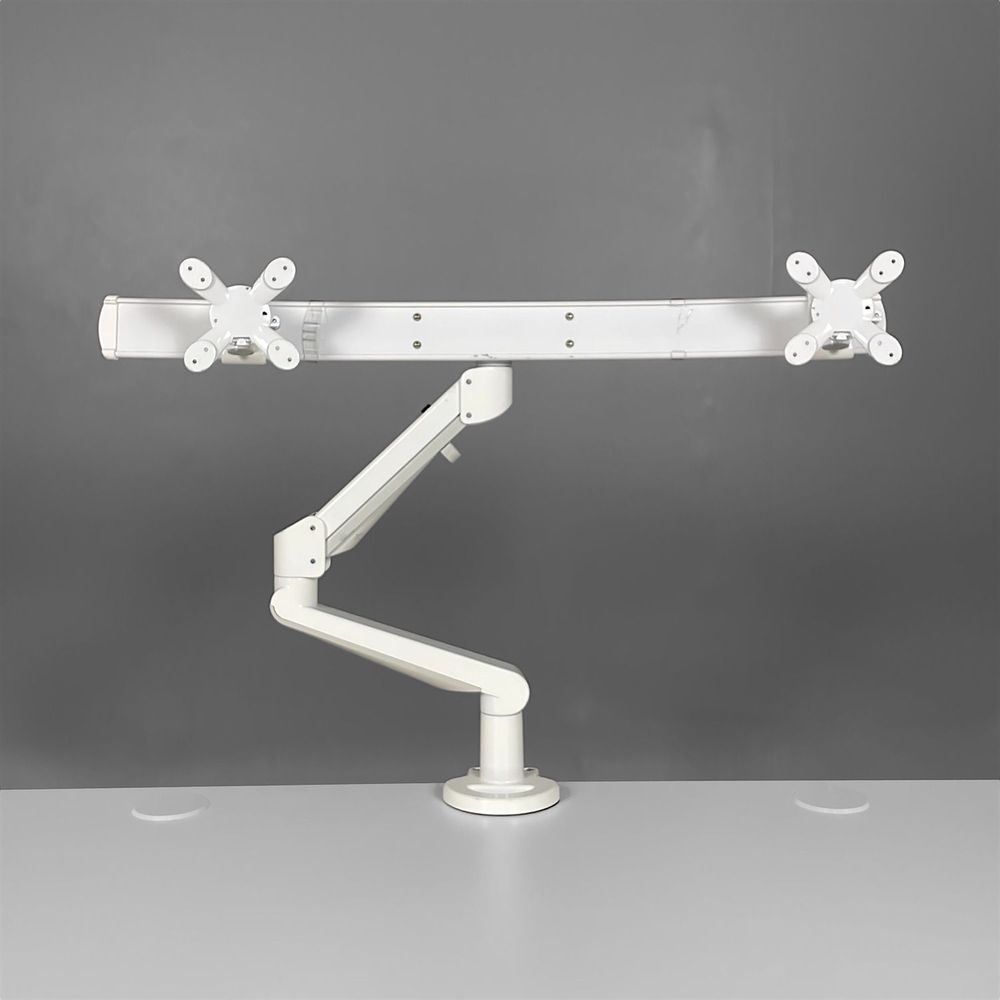 En vit tvåledad monitorarm från Götessons med klämfäste och justerbara armar. Den är begagnad och har en längd på varje arm av 45 cm. Skick 4/5. 