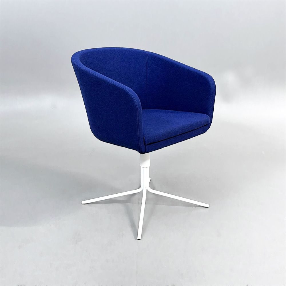Begagnad fåtölj Cabin från Johanson Design med blå tygklädsel och vitt snurrunderrede. Mått: bredd på 56.5 cm, djup på 60 cm samt höjd på 76 cm.