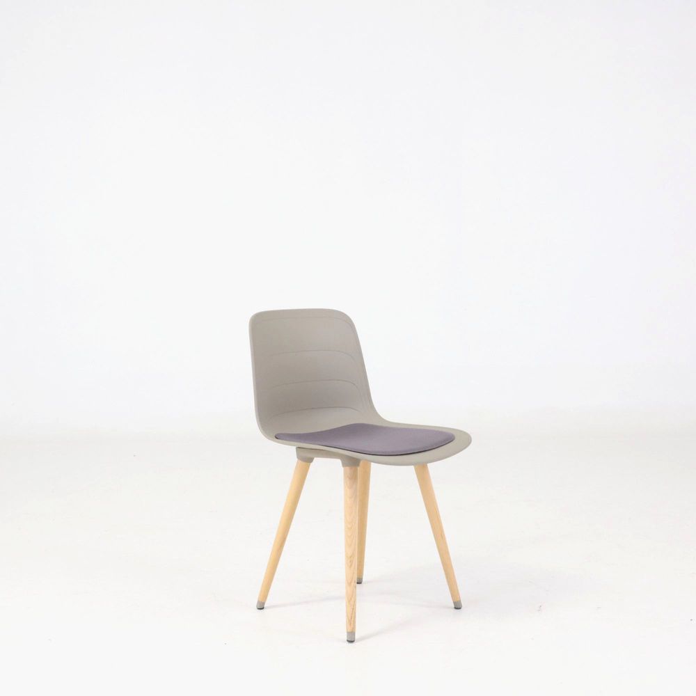 Begagnad konferensstol Grade från Lammhults. Höjd 79 cm, sitthöjd 47 cm, sittbredd 45 cm och sittdjup 40 cm.
