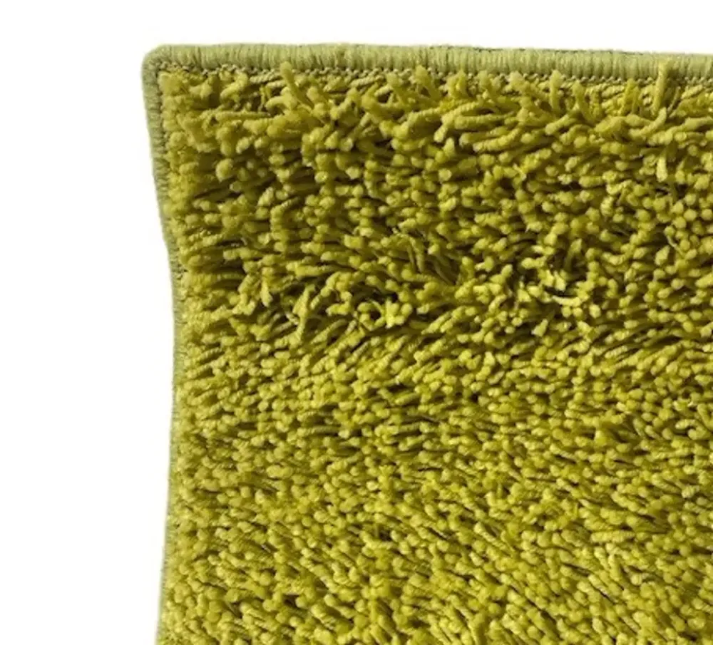 Begagnad matta med längre lugg i grönt. Mått: Höjd 2 cm x Bredd 500 cm x Djup 150 cm.  