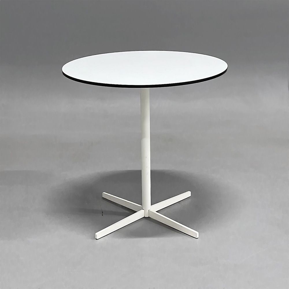 Begagnat cafébord från Offecct. Modell: EZY. Rund bordsskiva i vitt med svart kant, vitt stativ. Mått: Höjd 72 cm, diameter 70 cm.