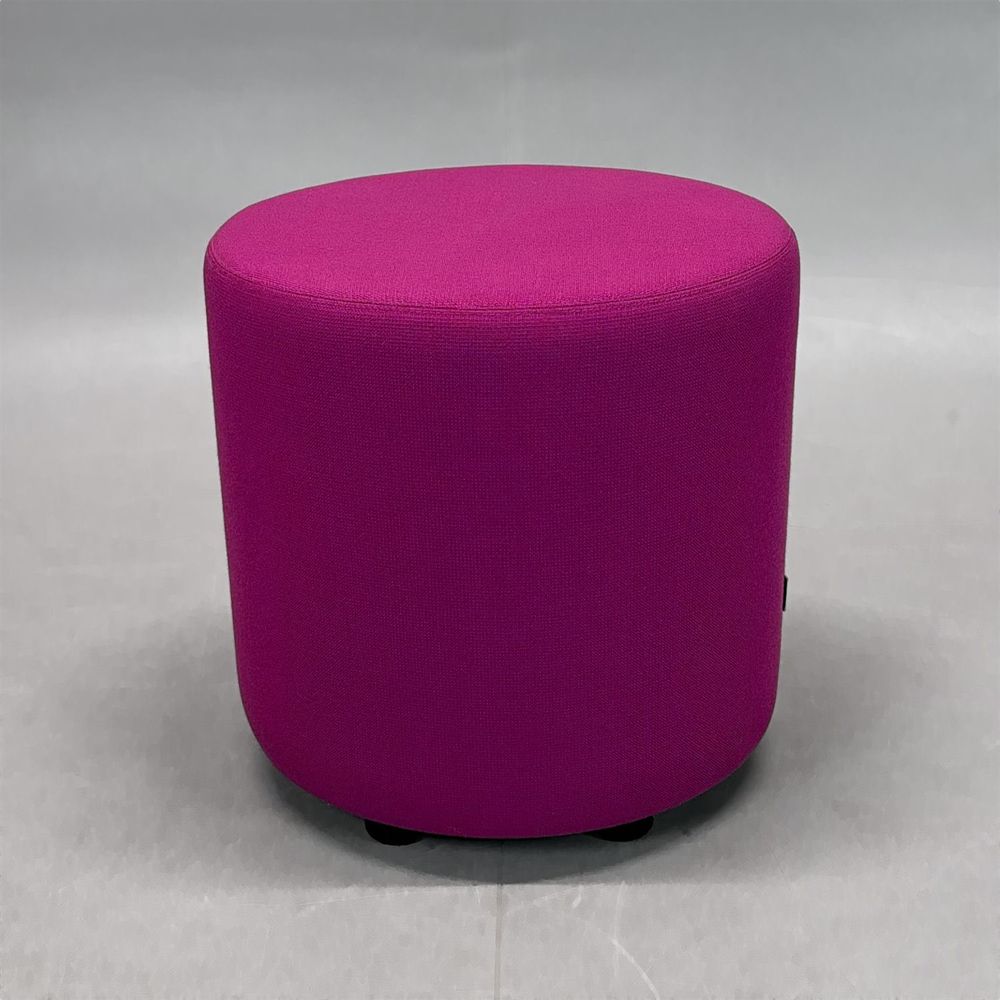 Begagnad cylinderformad sittpuff Bongo från Johanson Design i rosa. Mått: Diameter 45 cm och höjd 44 cm. 