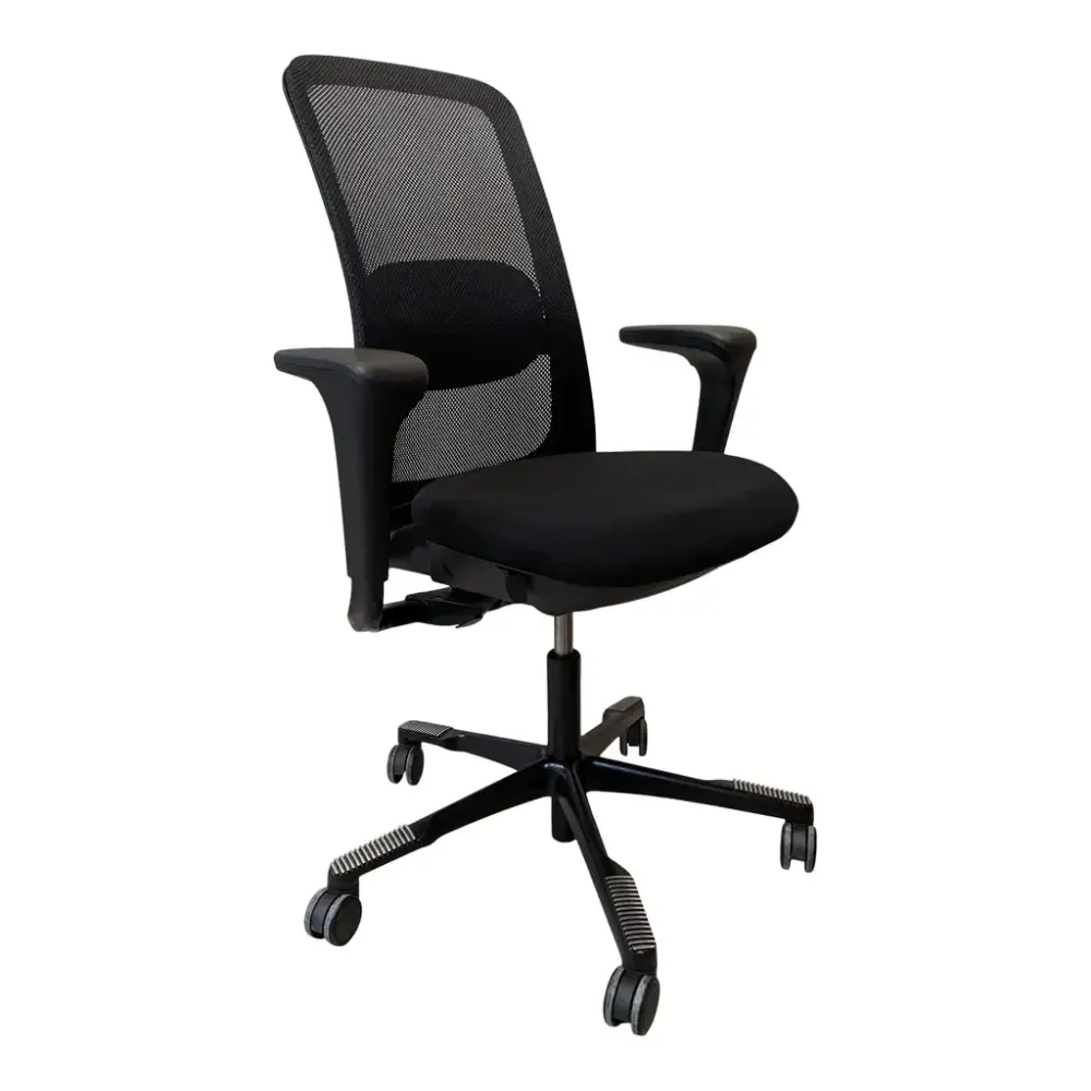 Begagnad kontorsstol SoFi 7500 från Håg i svart med ryggstöd i mesh. Mått: Höjd 104-123 cm x Bredd 70 cm x Djup 70 cm Justering av sitthöjd 48-67 cm. 