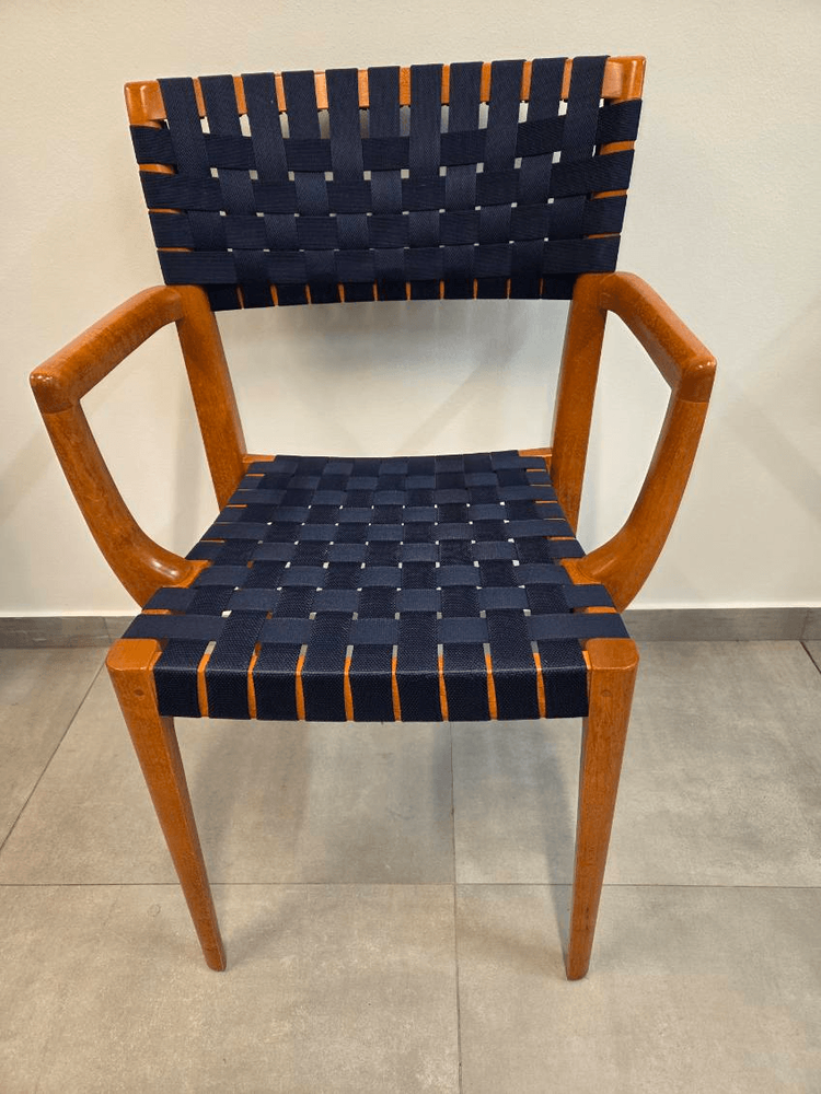 Staplingsbar konferensstol från Offecct. Färg: rödbrun bets (körsbär) med bandflätad sits och rygg i blå kulör. Mått: bredd 55 cm, djup 52 cm, höjd 85 cm, sitthöjd 46 cm.