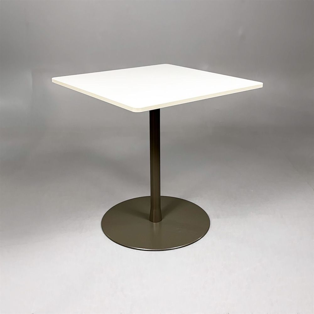 Begagnat cafébord Cone från Edsbyn med gråbeige bordsskiva och brunt pelarstativ. Mått: bredd 70 cm, djup 70 cm, höjd 72 cm.
