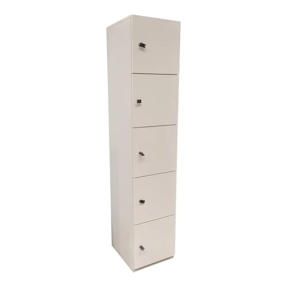 Begagnat Personalskåp i vit färg med fem låsbara luckor. Mått höjd av 191,5 cm, bredd av 40 cm och djup 45,5 cm. 