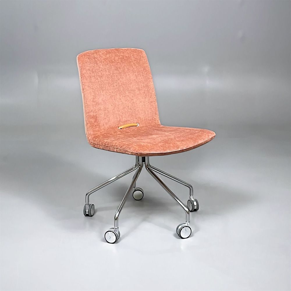 Begagnad stol på hjul Day III från Gärsnäs. I rosa färg och kromat underrede. Mått: Bredd 63 cm, Djup 62 cm, Höjd 83.5 cm, Sitthöjd 45 cm. 