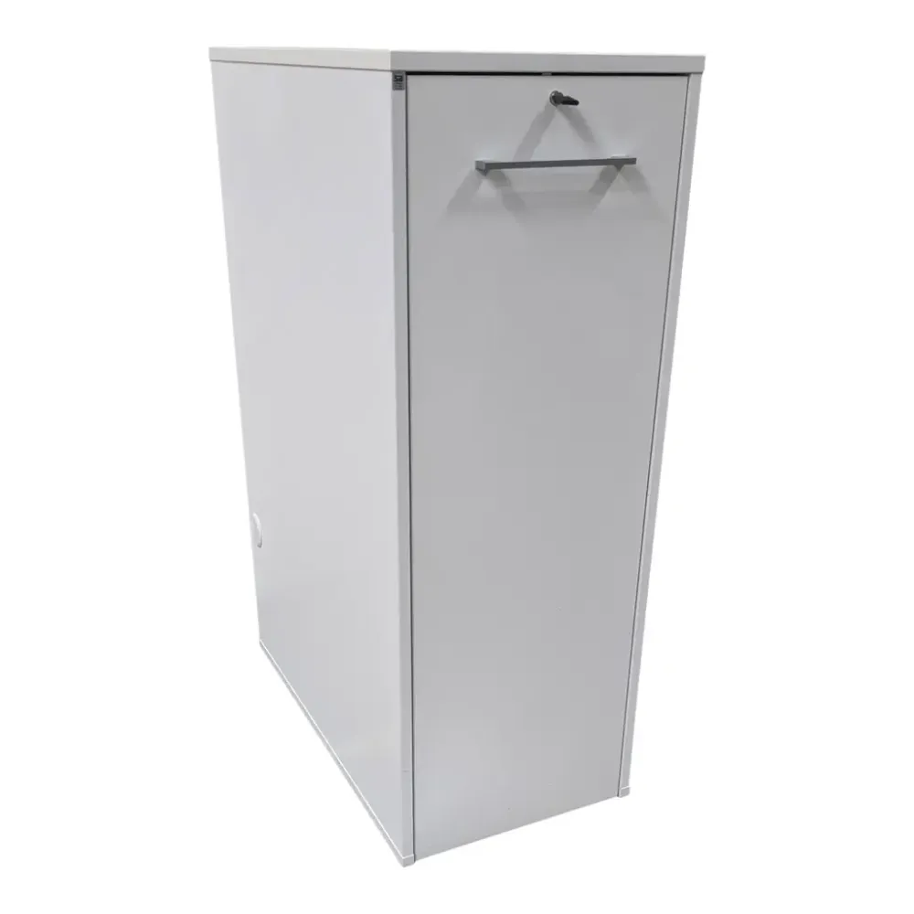 Begagnat towerskåp med placering till höger från SA Möbler i vit färg. Mått: höjd 122 cm, bredd 45 cm, djup 84 cm. 