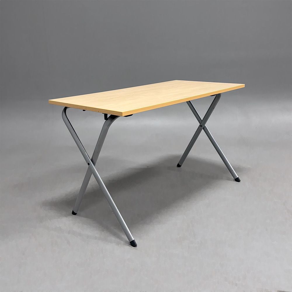 Begagnat hopfällbart bord EDUX från Kinnarps med bordsskiva i björk och stativ i silver. Mått: bredd 120 cm, djup 60 cm, höjd 72 cm.